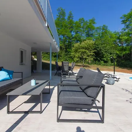 Villa Charming Prisca With Pool And Nice View Of The Wood